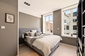 Koselig soverom som er malt i en tidsriktig fargetone. Dette i kombinasjon med det flotte eikeparkettgulvet og innfelte downlights i himlingen, gir et moderne uttrykk.