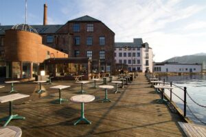 USF Verftet er Bergens største konsertsted og scenehus. Om sommeren kan man nyte småretter og middagsretter på Kippers Bar & Kafé, med utsikt over Puddefjorden.
