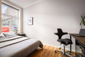 Soverom nr. 2 har inngang via spisestuen. Et lyst og trivelig soverom. 