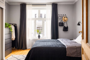 Dette rommet er et ideelt hovedsoverom med god størrelse og funksjonalitet.