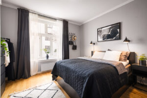 Soverommet er 14,5 m² og fremstår som lyst og luftig.  