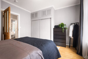 Innebygde skap og skyvedørsgarderobe gir effektiv oppbevaring.