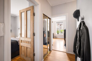 I mellomgangen er det inngang til blant annet hovedsoverom og bad. 