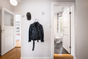 Badet har inngang fra gangen. 