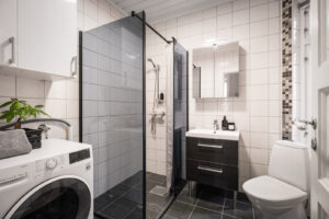 Ny baderomsinnredning med
servant, nytt speilskap med belysning og nye dusjvegger ble montert i 2020. 