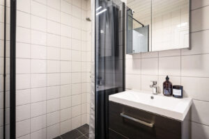 Det er varmekabler i badegulvet.