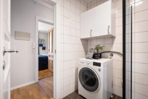 Bildet er fra badet, men det er også opplegg for vaskemaskin i felles kjeller. Det er også tre tilhørende boder til leiligheten, sykkelparkering m.m. 