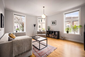 Lys og luftig stue på 21,5 m² og en takhøyde på 2,79 m - 2,82 m.