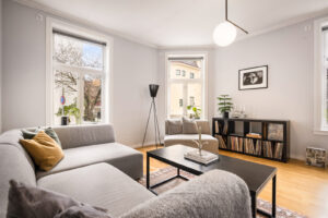 Alle vegger + vinduskarmer med unntak av gjesterommet ble malt i 2020 og leiligheten fremstår som lys og veldig trivelig. 