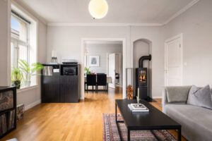 En leilighet med god plass og god atmosfære. Dyrehold er tillatt i sameiet.