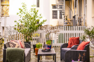 Skjermet bakgård som gir et rolig pusterom midt i byen. 