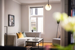 Det betales kun kr. 1898,- pr. mnd. i felleskostnader som dekker felles byggforsikring, strøm fellesarealer og diverse drift av sameiet.