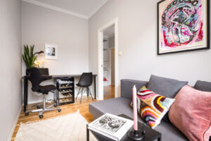 Selger har benyttet rommet til kombinasjon gjesterom og kontor. Her er det flere muligheter ettersom hvilket behov en har. 