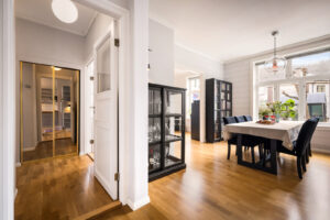 Den åpne løsningen gir en sosial og inkluderende romfølelse. Det kan være mulig å etablere et ekstra soverom i spisestuen, slik at det blir 3 soverom. 