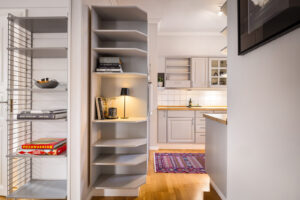 Kjøkkenet er romslig og godt organisert med smarte løsninger. 