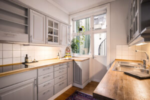 Fra kjøkkenet er det direkte utgang til en trivelig bakgård. 