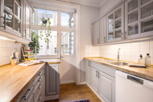 Kjøkkenet ligger like ved spisestuen. Godt med skap- og benkeplass, heltre benkeplate og integrerte hvitevarer.