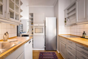 Kjøkkeninnredning med profilerte fronter og tidløst uttrykk.