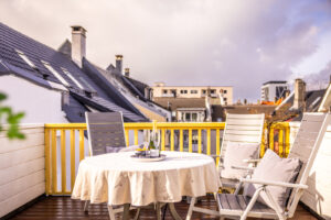 I tillegg til felles bakgård er det også en felles takterrasse med gode solforhold. Ideell for sommerdager og hyggelige kvelder.