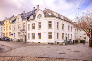 Et etablert sameie med kun 4 leiligheter som gir et oversiktlig og rolig bomiljø. Velholdt fasade, nylig oppusset og malt i 2025 mot gate.