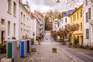 Bygården er fra 1909 og har en sjarmerende og tidstypisk arkitektur som står fint i stil til omkringliggende bebyggelse.