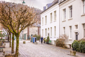 Området rundt leiligheten og Møhlenpris er preget av flott bebyggelse og gode fasiliteter uansett aldersgruppe og livssituasjon. Det er også barneskole og barnehage i nabolaget. 