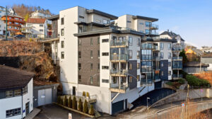 Leiligheten ligger i en høy første etasje i et moderne bygg fra 2011. Garasje og heis.