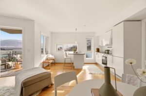 Lys og innbydende stue med gode møbleringsmuligheter og plass til både sofa- og spisegruppe.