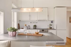 Kjøkkenøyen er perfekt både som ekstra diskplass og frokostbord ved utsiktsvinduet.