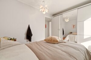 Skyvedørsgarderobe til tak med gode lagringsmuligheter