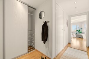 I gangen er det også tilpasset garderobeløsning med skyvedører for å spare plass.