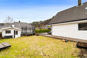 Som endeenhet disponerer boligen ekstra gode utearealer og en luftig plassering i rekken.