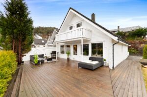 Solrik og romslig terrasse med gode soner for både avslapning og sosiale sammenkomster.