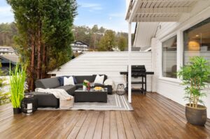 Kort avstand fra terrassen til kjøkkenet gjør det enkelt og praktisk å tilberede maten – perfekt for hyggelige grillkvelder.