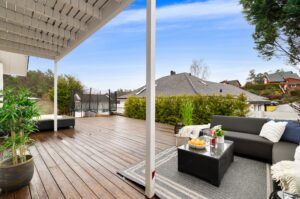 Uteplassen har god størrelse og flere naturlige oppholdssoner.