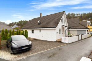 Praktisk parkering rett ved inngangspartiet gir enkel hverdag og god tilgjengelighet.