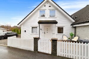 Innbydende fasade og hyggelig inngangsparti med småhuspreg.