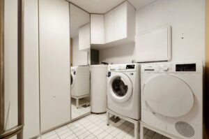 vaskerom med plass til vaskemaskin og tørketrommel. 