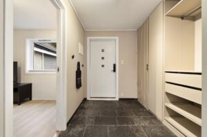 Gangareal som binder sammen boligens rom på en oversiktlig måte.