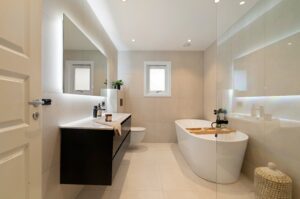 Stilrent bad fra 2022 med badekar og moderne uttrykk.