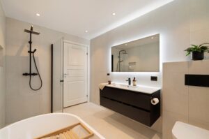 Romslig bad med servant og god oppbevaringsplass.