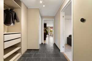 Romslig entré med smart oppbevaringsløsning