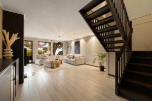 Oppbevaring eller et like lekerom under trapp.