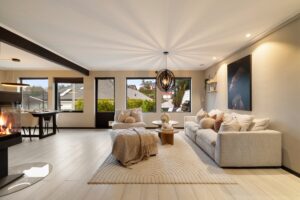 Åpen og luftig med rikelig av lysinnslipp.