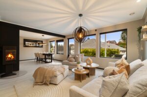 Store vindusflater og gjennomtenkt møblering skaper en lys og harmonisk atmosfære.