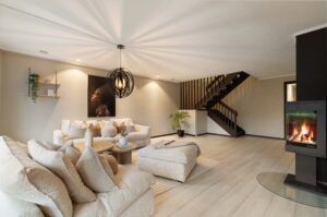 Stor stue med fleksible møbleringsmuligheter og lun peis som naturlig midtpunkt.
