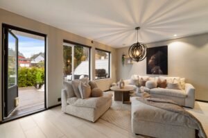 Store vindusflater gir rikelig med dagslys og fin kontakt med uteplass og hage.