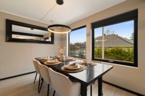 Spiseplass med usjenert utsyn over hagen og naturlig tilknytning til boligens sosiale soner.