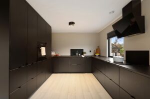 Stilrent og nyere kjøkken med rene linjer og gode arbeidsflater.