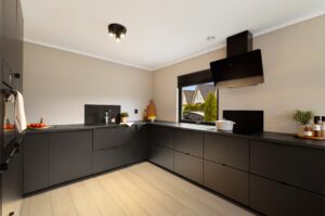 Romslig kjøkken med effektiv planløsning og god lagringsplass.